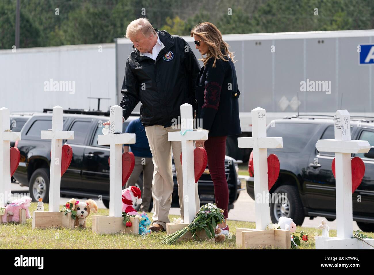 Us-Präsident Donald Trump und First Lady Melania Trump anzeigen Kreuze in einem behelfsmäßigen Memorial März 8, 2019 in Auburn, Alabama. Die Region wurde durch einen Tornado am 3. März töten 23 Menschen getroffen. Stockfoto