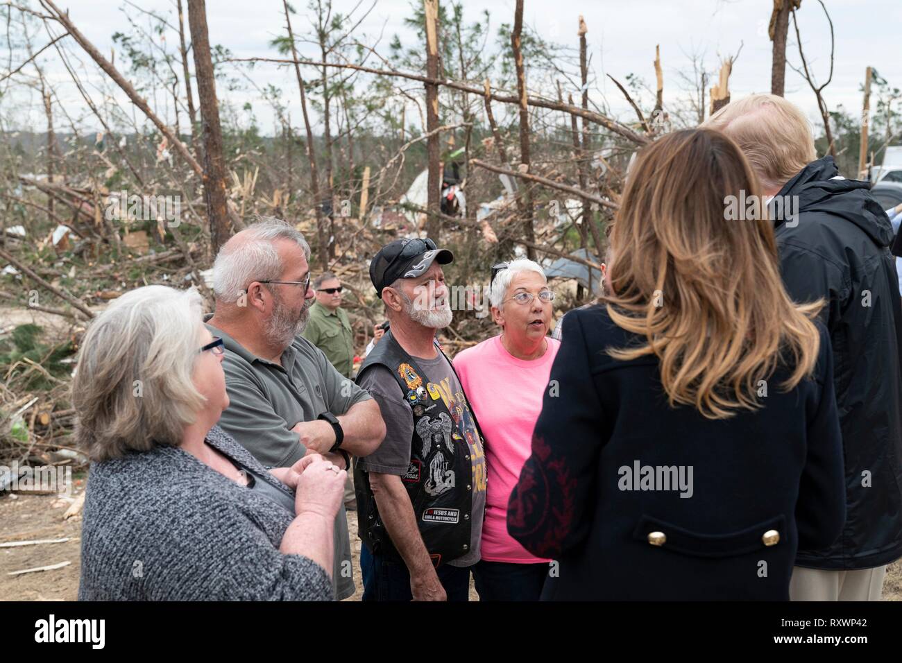 Us-First Lady Melania Trump und Präsident Donald Trump Treffen mit Opfern eines massiven Tornado März 8, 2019 in Lee County, Alabama. Die Region wurde durch einen Tornado am 3. März töten 23 Menschen getroffen. Stockfoto