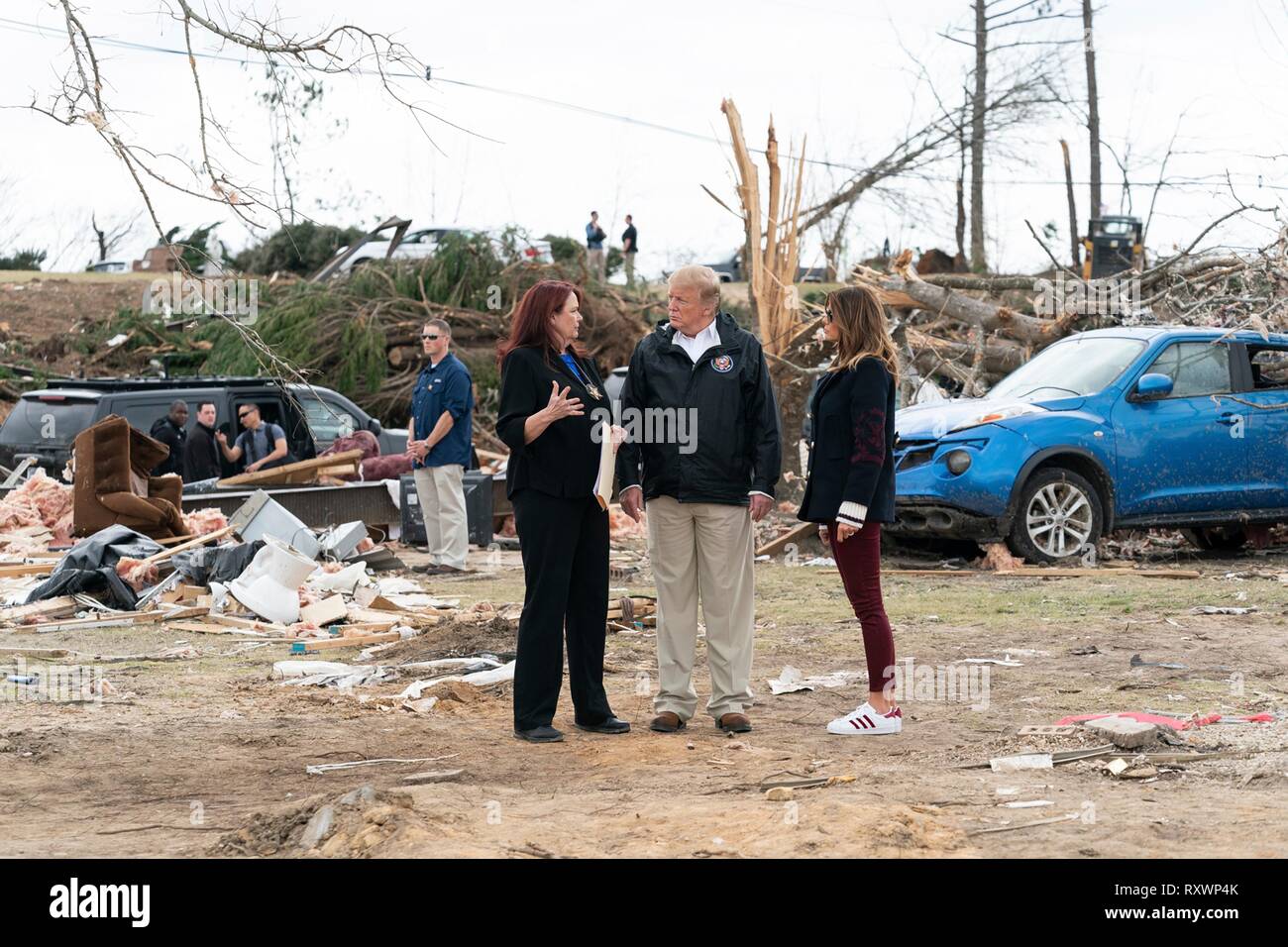 Us-First Lady Melania Trump und Präsident Donald Trump ansehen Schaden aus einer massiven Tornado März 8, 2019 in Lee County, Alabama. Die Region wurde durch einen Tornado am 3. März töten 23 Menschen getroffen. Stockfoto