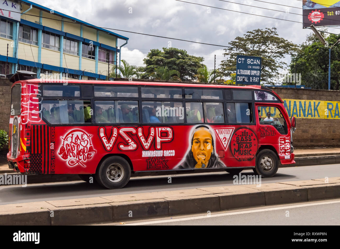 Der öffentliche Bus schmücken mit Werbung Tags in Thika Stadt im Zentrum von Kenia Stockfoto