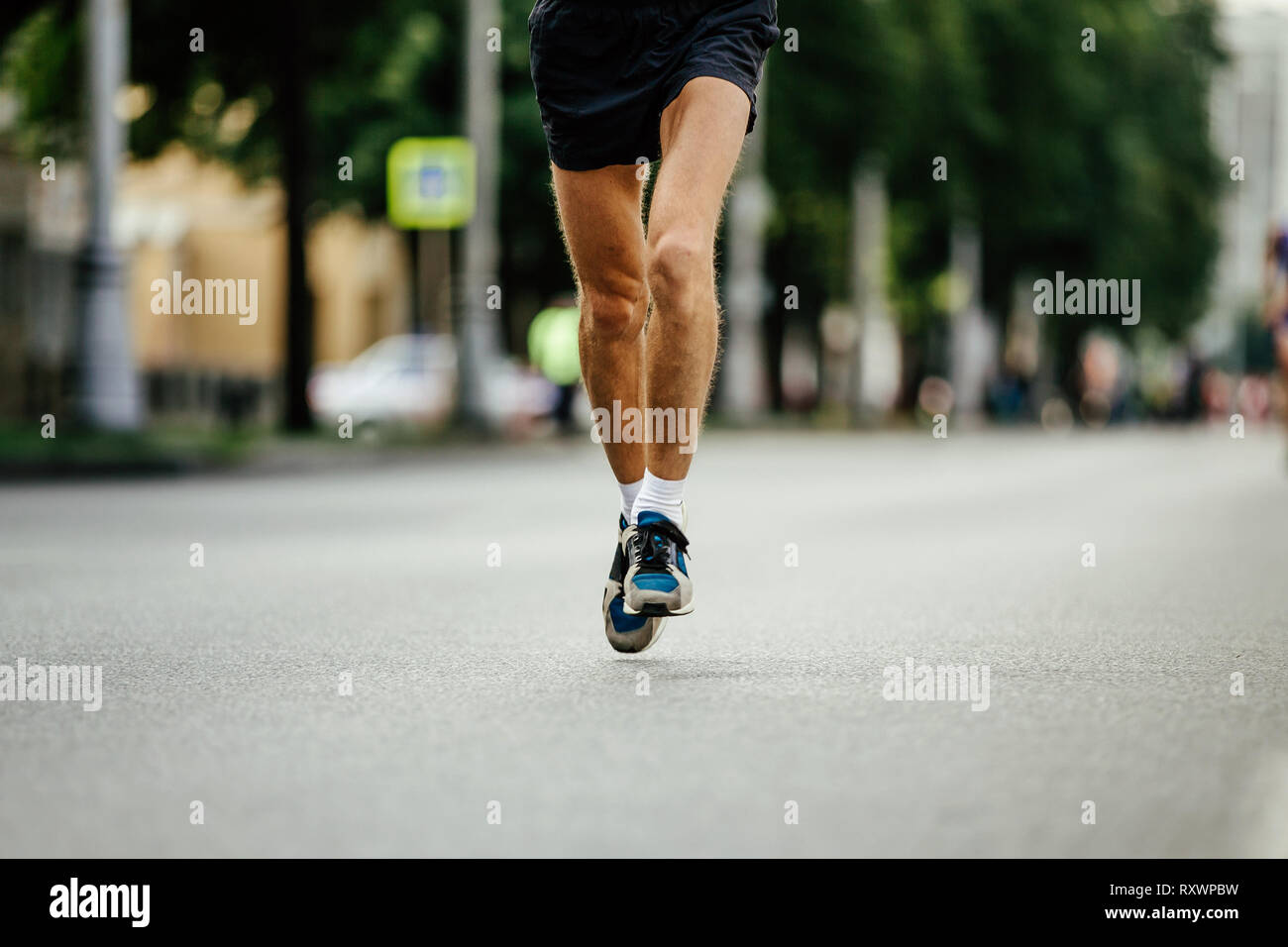 Beine Laufer Manner Laufen Strasse Marathon Stockfotografie Alamy