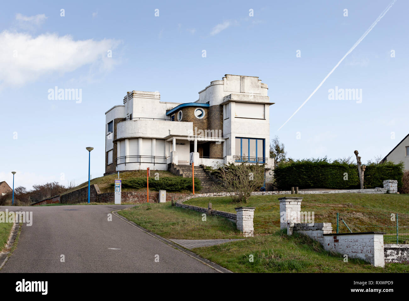 Oostduinkerke - - März 9, 2019: typische Architektur der 70er Jahre in einem Wohngebiet in den Dünen. Stockfoto