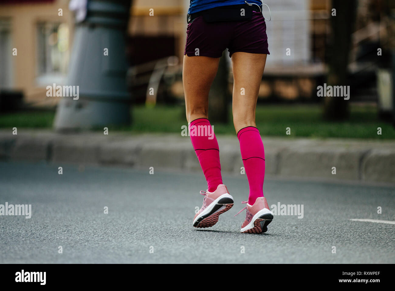Zurück Frauen Füße in rosa Kompression Socken und Schuhe Stockfoto
