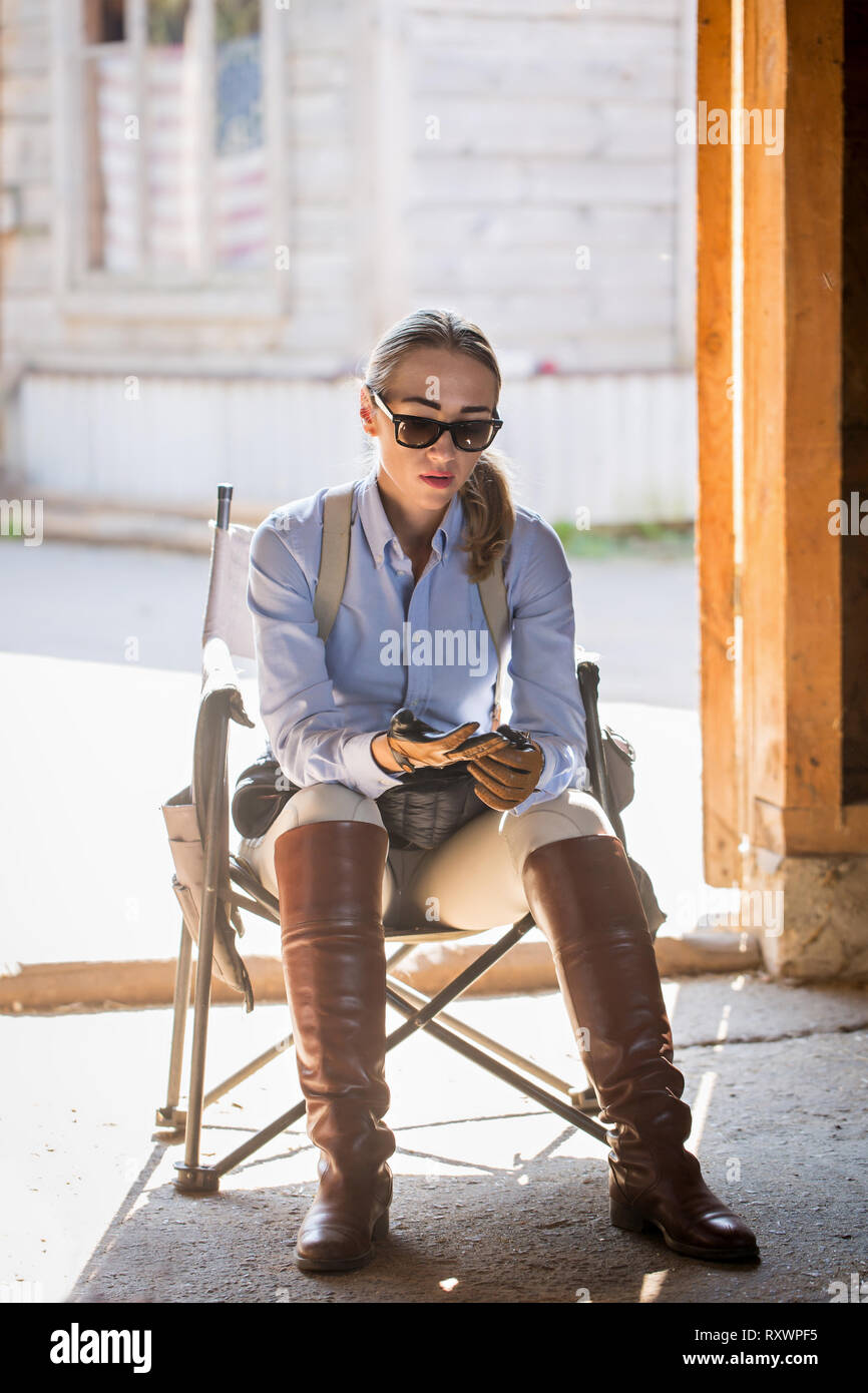 Frau in einem Klappstuhl sitzen. Stockfoto