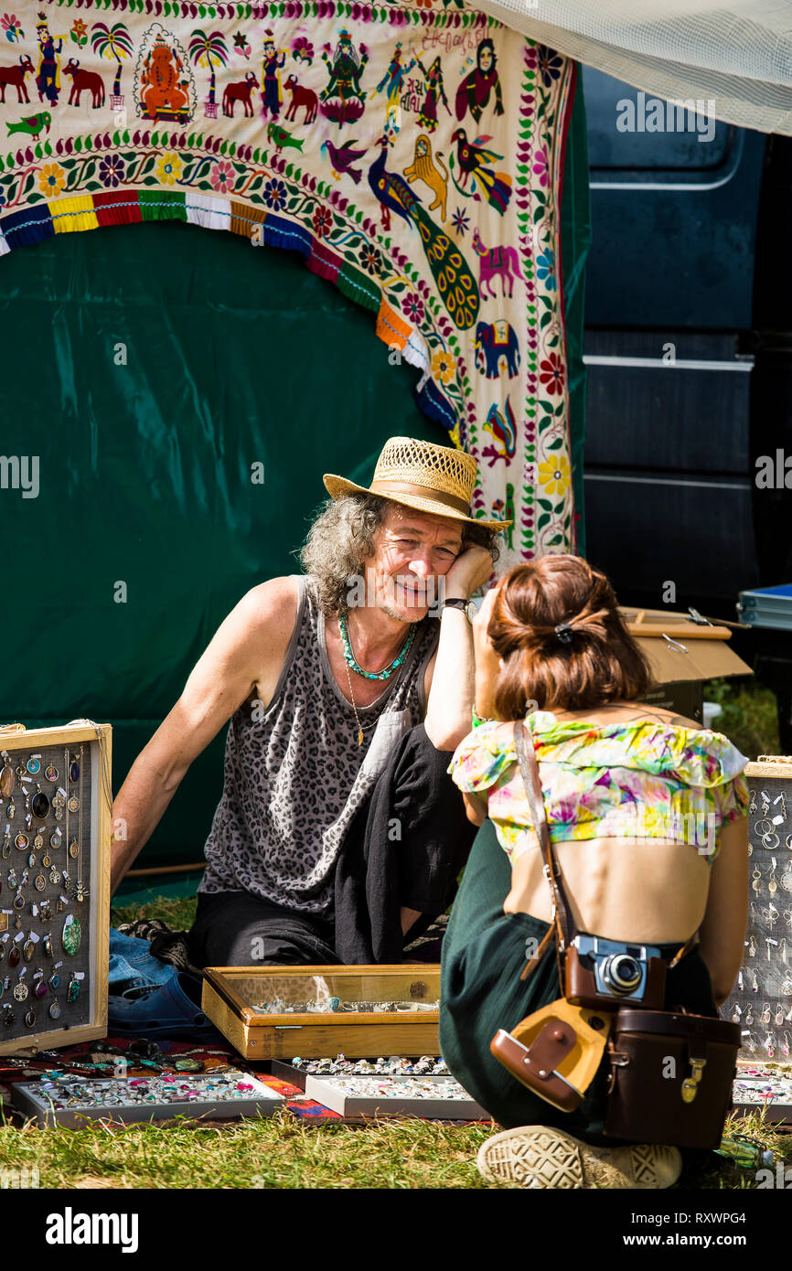 Mann für Schmuck in einem auf in die Wildnis Festival, Kent, Großbritannien Abschaltdruck Stockfoto