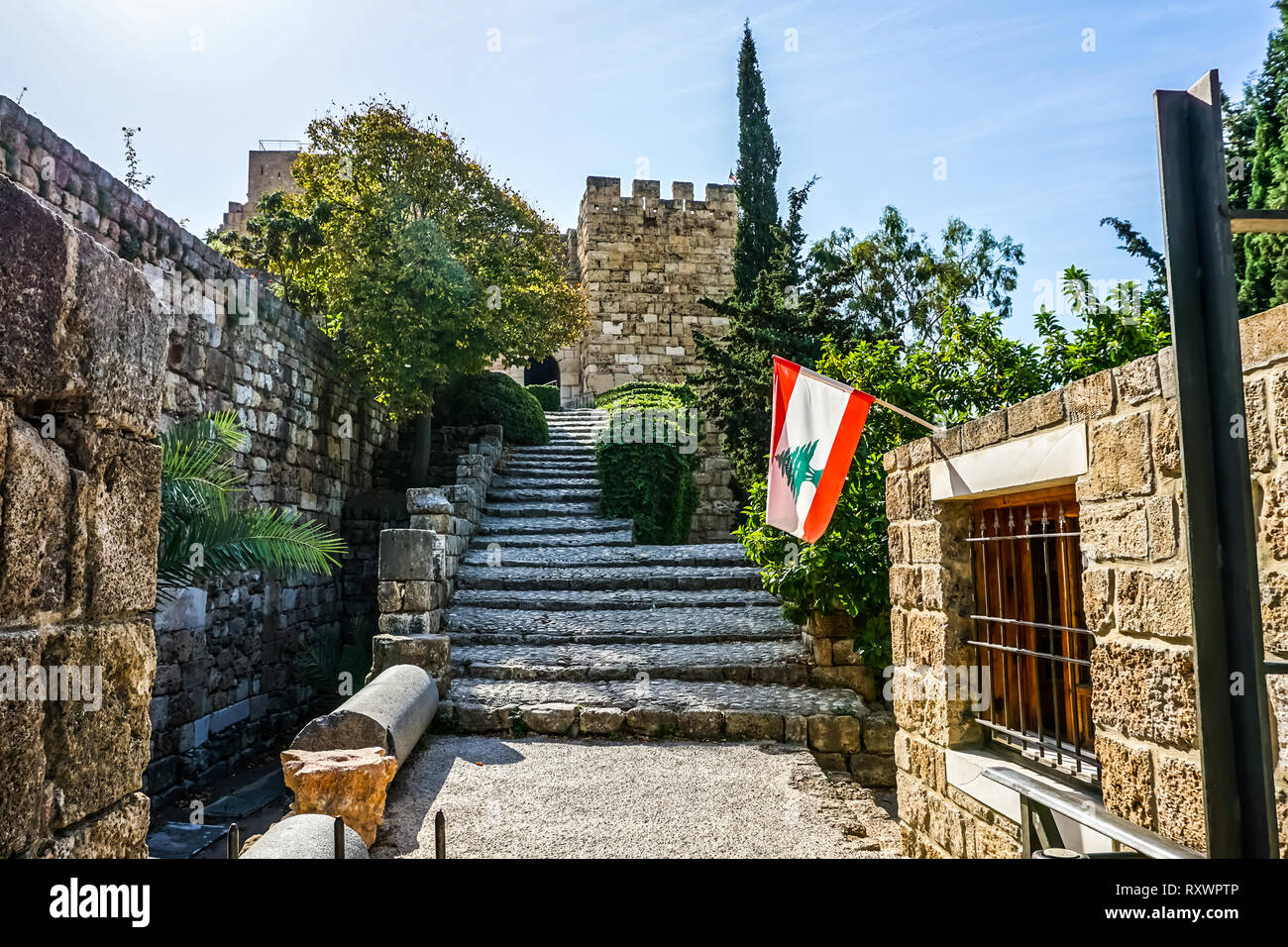 Byblos Zitadelle im Obergeschoss durch die Kreuzfahrer mit libanesischen Flagge gebaut Stockfoto