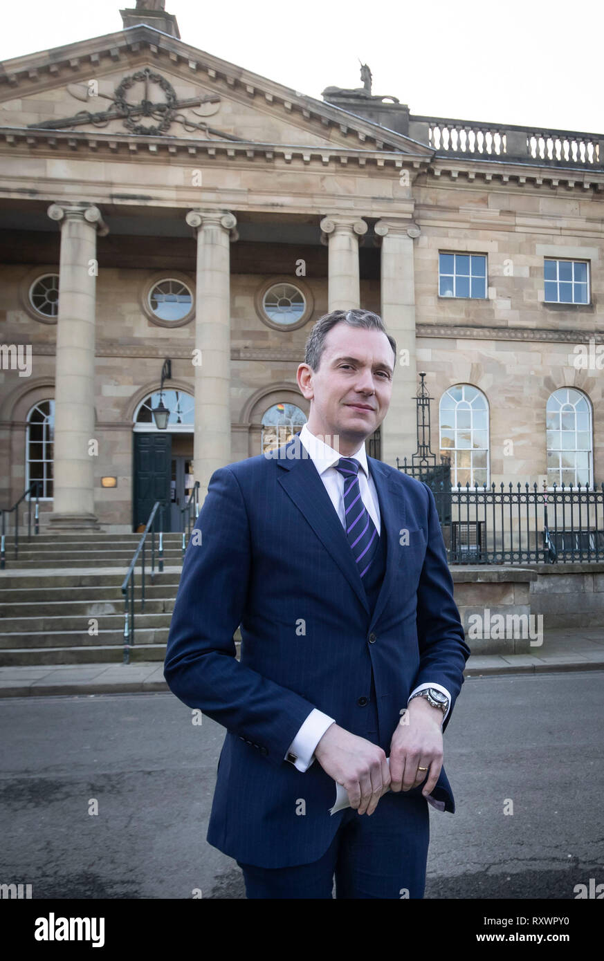 Detective Chief Inspector Graeme Wright macht eine Erklärung an die Presse nach Geoffrey Crossland seit mehr als 12 Jahren an der York Crown Court inhaftiert wurde, nachdem er eine der größten bekannten Hols des unsittlichen Bilder in England und Wales angesammelt. Stockfoto