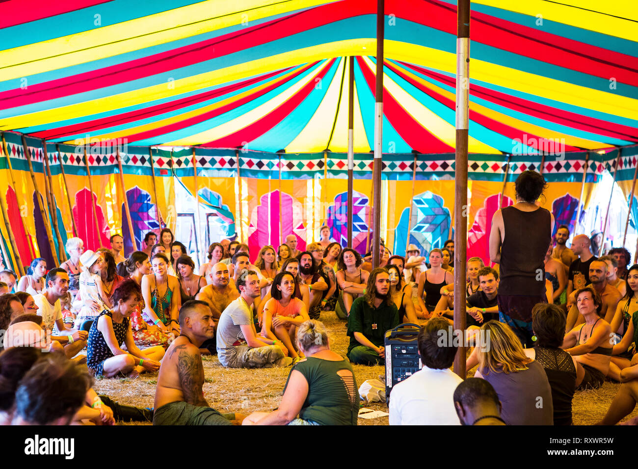 Große Gruppe von Menschen die Teilnahme an einem Workshop in das wilde Festival, Kent, Großbritannien Stockfoto