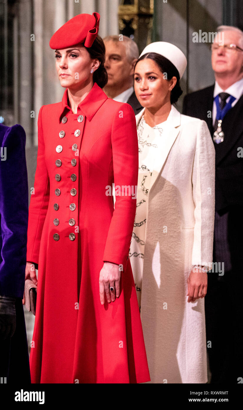 Die Herzogin von Cambridge (links) mit der Herzogin von Sussex (rechts), wie sie der Commonwealth Service am Westminster Abbey, London teilnehmen. Stockfoto
