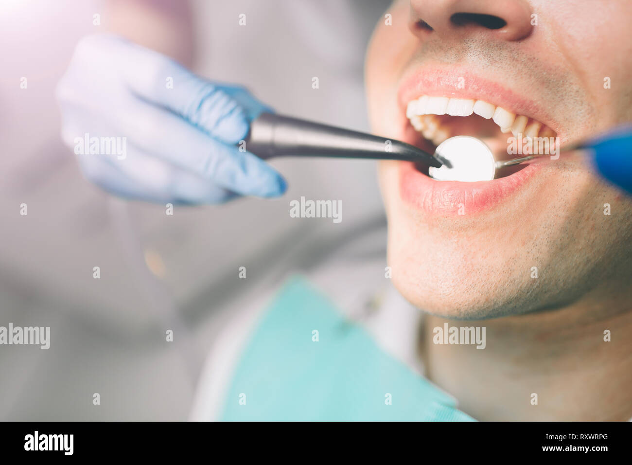 Porträt von einem Zahnarzt behandelt, Zähne der jungen Patienten. Stockfoto