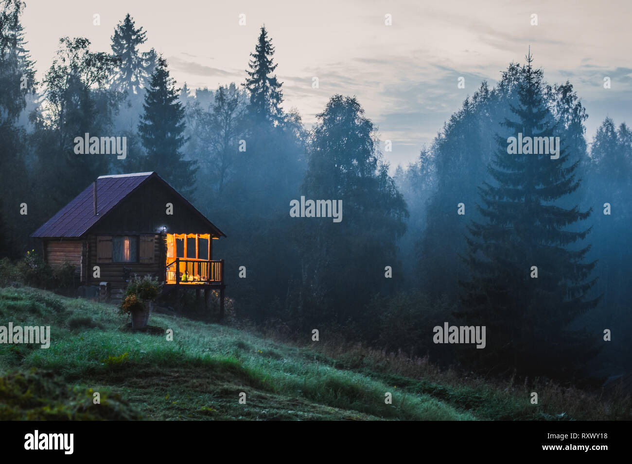 Kleine alte Holzhaus in nebligen Wald. Berge-Landschaft. Natur-Konzeptbild. Stockfoto