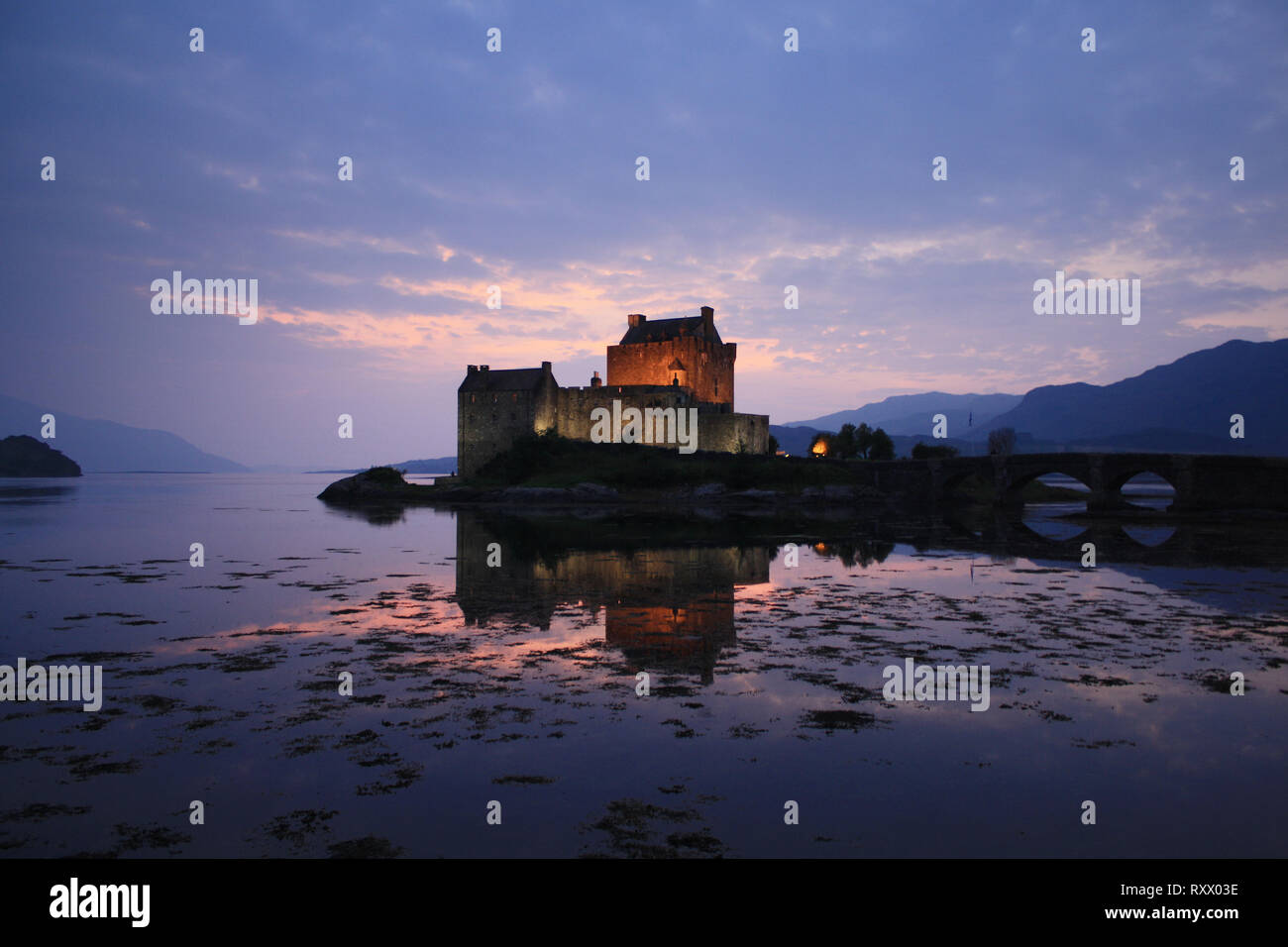 Sonnenuntergang im Eilean Donan Castle, Schottland, Großbritannien Stockfoto