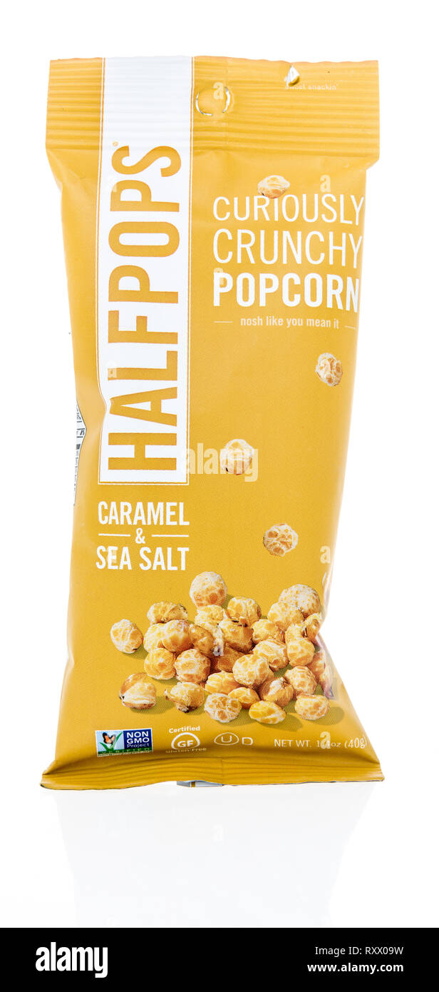 Winneconne, WI - 3. März 2019: ein Paket von Halfpops Popcorn auf einem isolierten Hintergrund Stockfoto