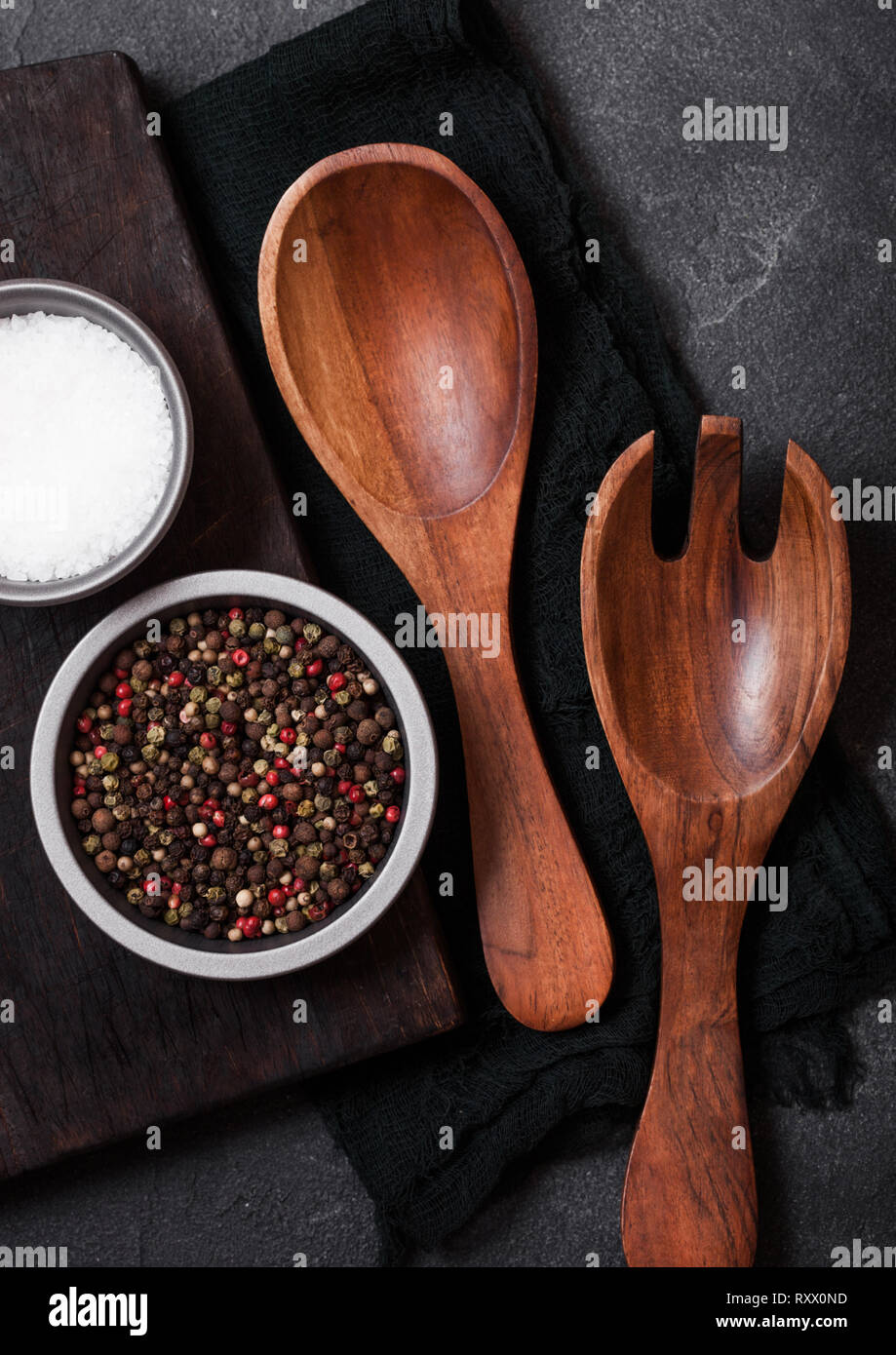 Vintage Kuche Holz Utensilien Uber Schwarzen Tuch Auf Steinernen Tisch Hintergrund Ansicht Von Oben Stockfotografie Alamy