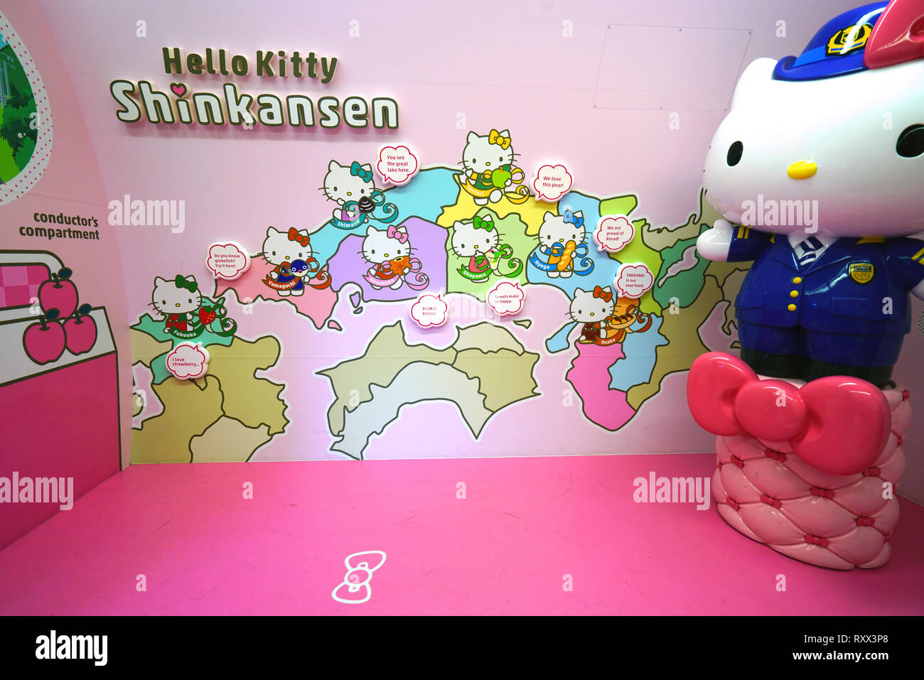 OSAKA, Japan-28 FEB 2019 - Ansicht der Sonderlackierung Hello Kitty Shinkansen, high-speed Bullet Train auf der Sanyo Linie zwischen Osaka und Stockfoto