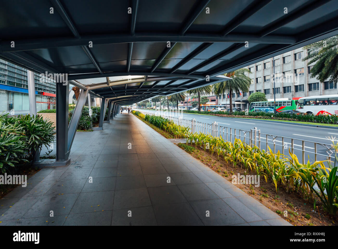 Bürgersteig entlang Ayala Avenue, Makati City, Philippinen Stockfoto