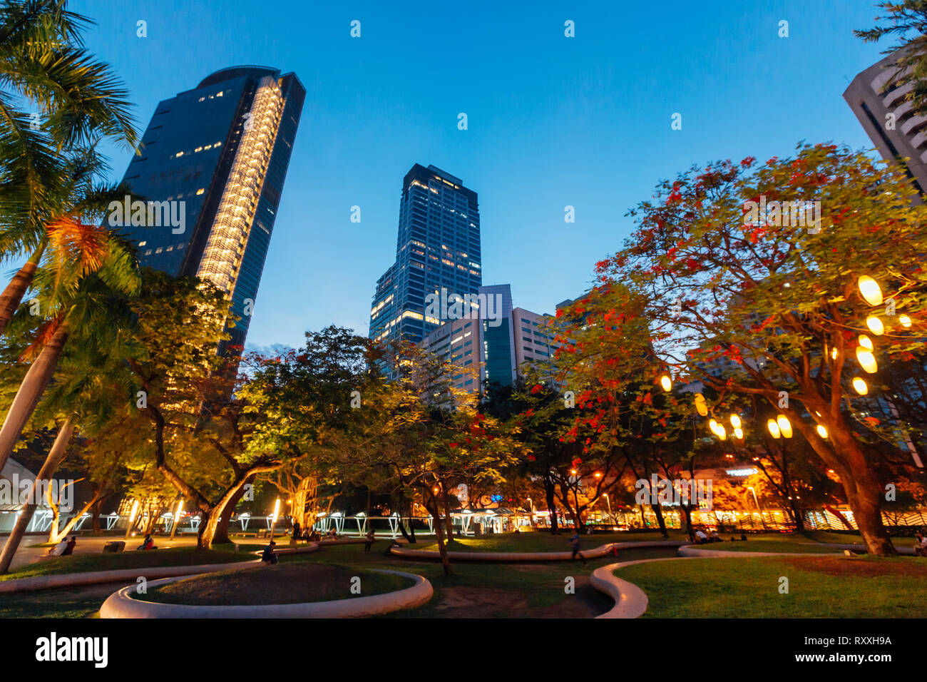 Ayala Triangle Park in der Mitte von Makati City, Philippinen Stockfoto