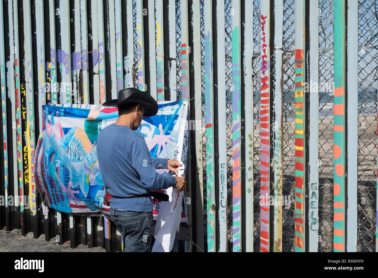 Ein Migrant mit Hut zum Ausdruck bringen Kunst an der Grenze Tijuana und San Diego. Mexiko-USA Stockfoto