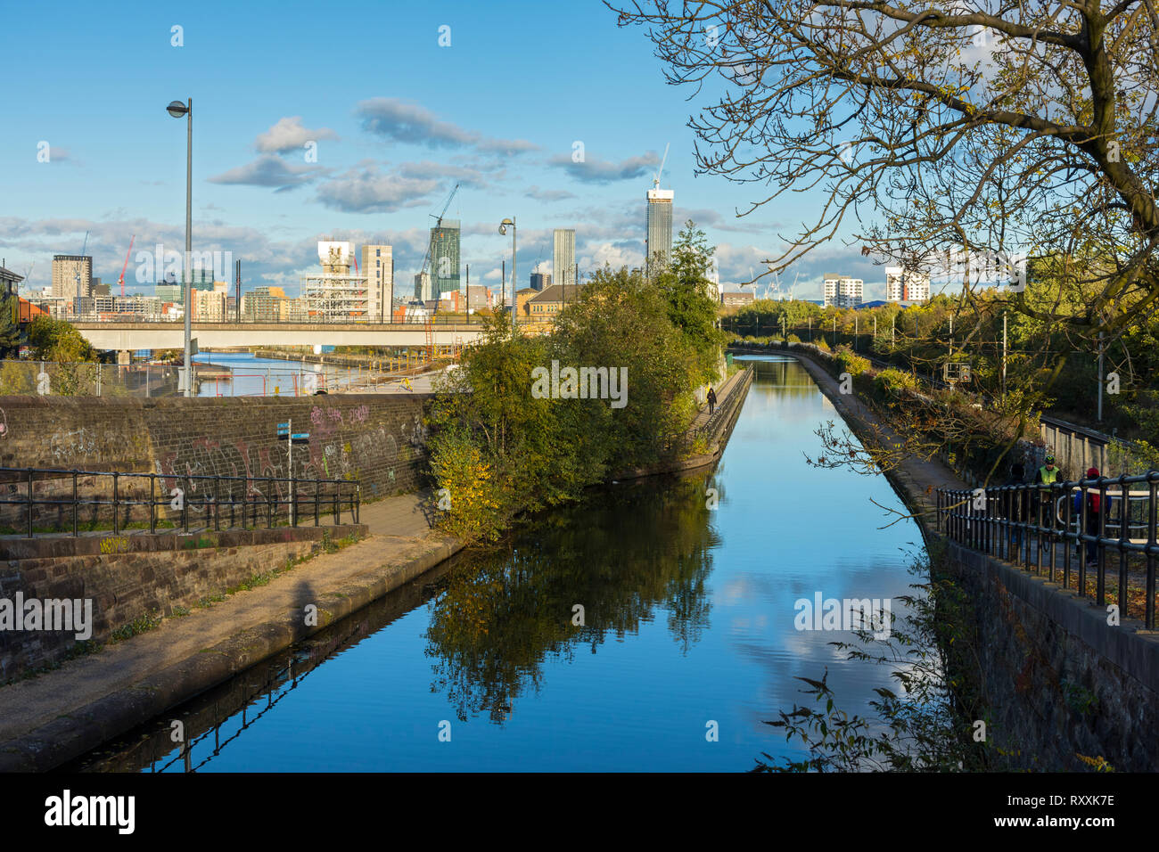 Das Stadtzentrum Skyline vom Bridgewater Canal bei Pomona, Manchester, England, UK. Das höchste Gebäude ist einer der Deansgate quadratische Türme. Stockfoto