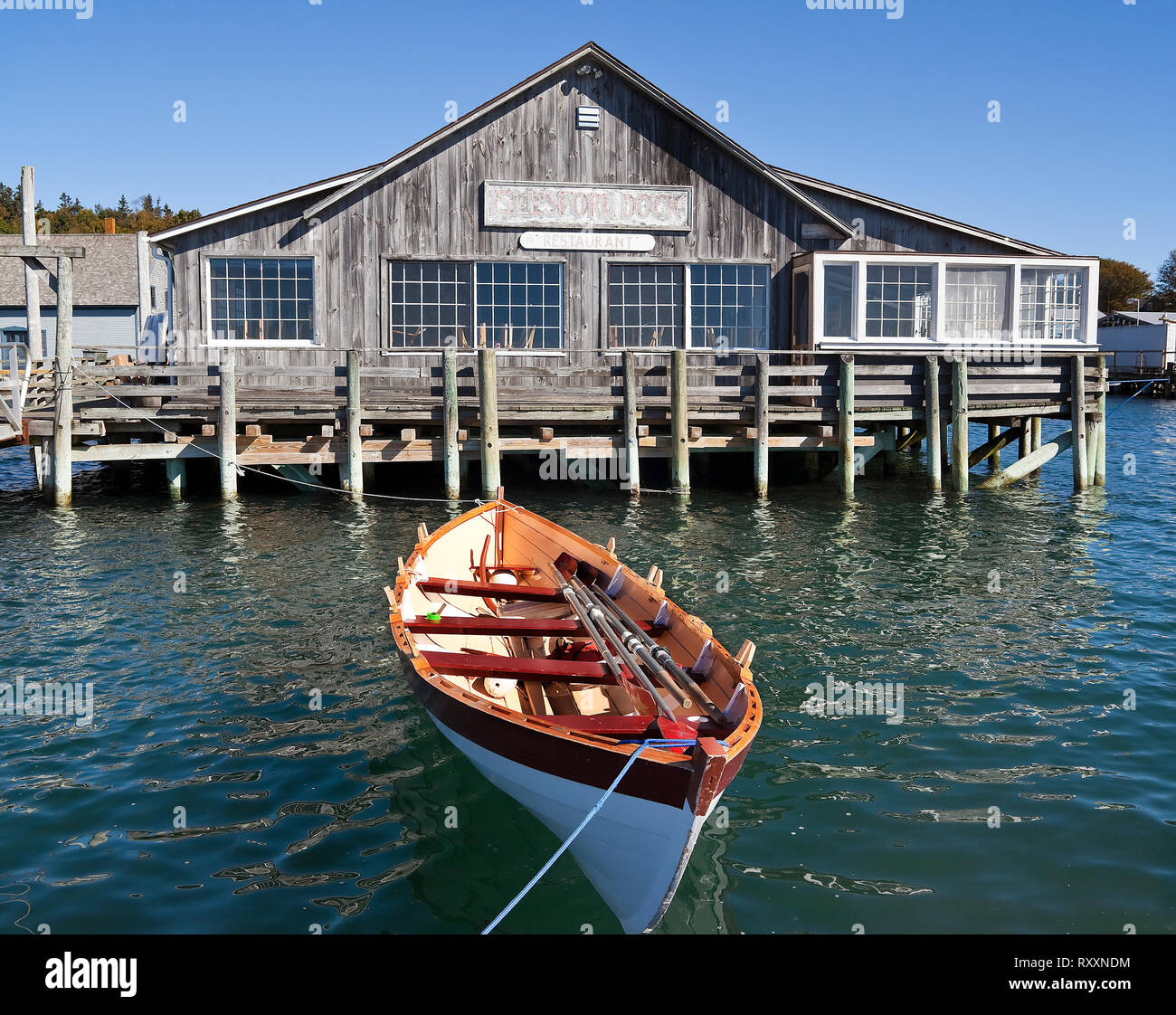 Maine Küste mit einem Ruderboot auf den Islesford Dock auf wenig Cranberry Insel gebunden Stockfoto