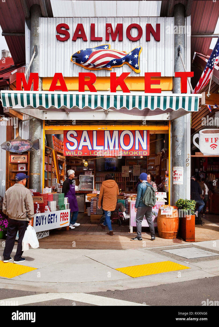 Auffällige Fassade der Lachsmarkt, einem beliebten Fisch store in der Innenstadt von Ketchikan, Alaska, USA Stockfoto