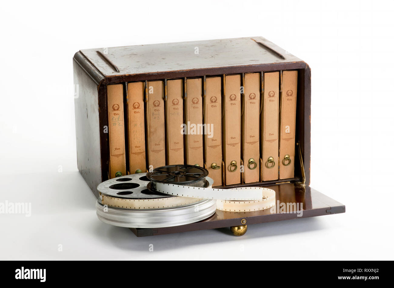 Alte 16-mm-Film Holz- Aufbewahrungsbox und Rollen aus den 1940er Jahren. Stockfoto