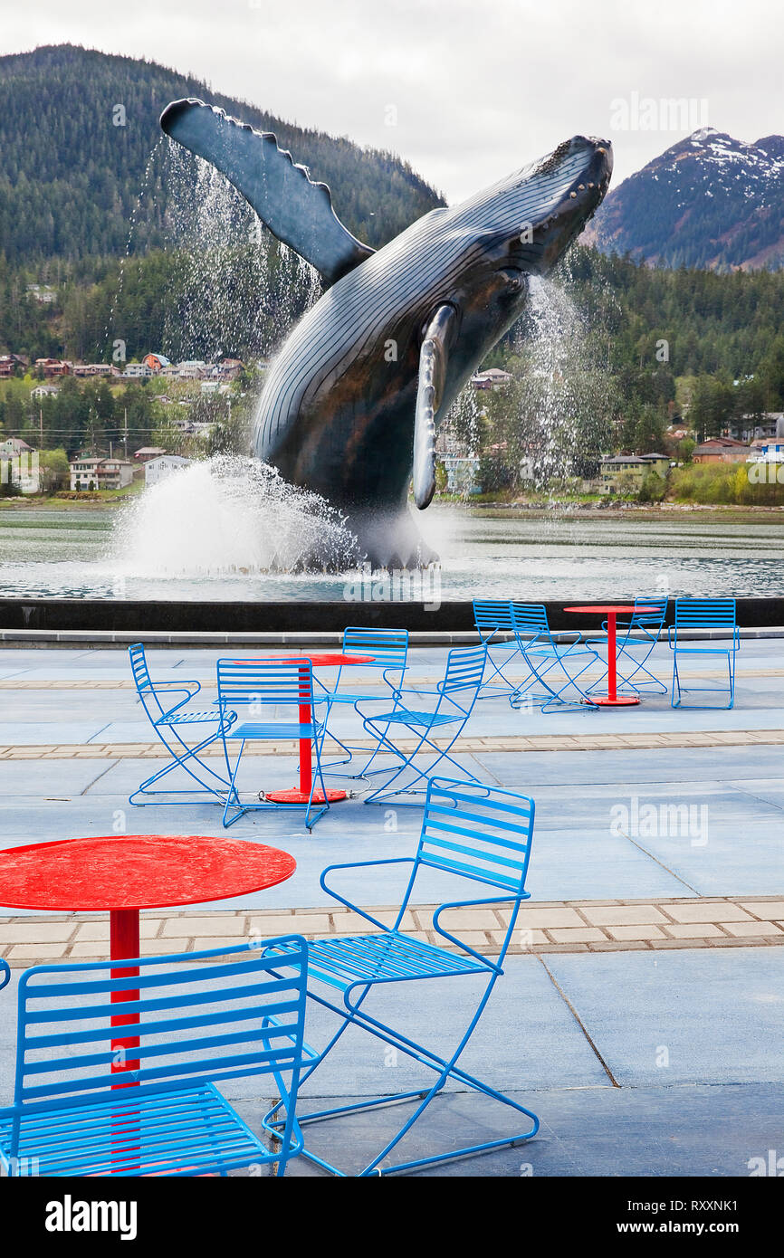 Full-scale Statue einer Verletzung Buckelwal in Bürgermeister Bill Overstreet Park, die Skulptur ist von Artist überspringen Wallen und ist in einem Brunnen neben dem Juneau, Alaska, USA eingestellt Stockfoto