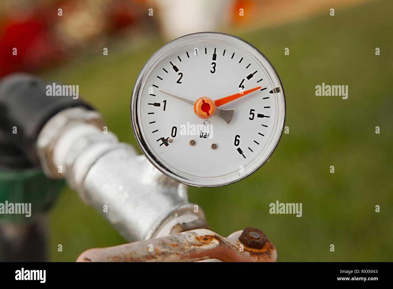 Manometer an Rohren Stockfoto
