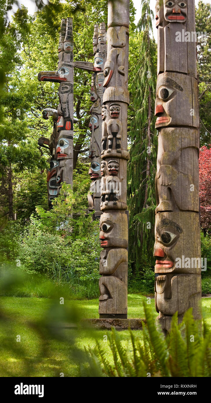 Gruppe von Totems an Thunderbird Park, Royal BC Museum, Victoria, Britisch-Kolumbien, Kanada Stockfoto