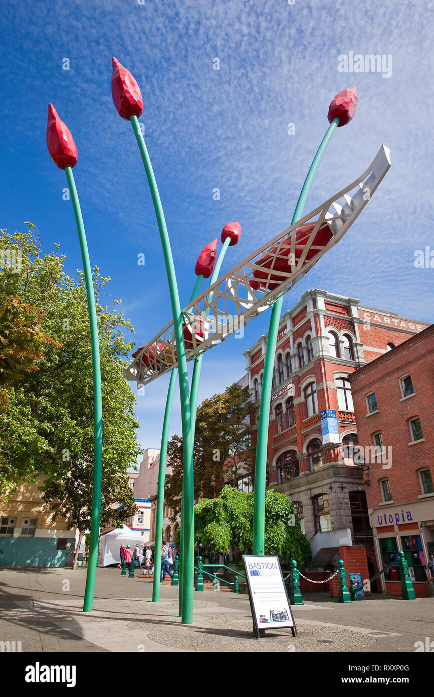 Skulpturale Installation von Landschaft Künstler und Bildhauer Illarion Galant mit dem Titel "Handel Kanu" und in der Bastion Square, Victoria, British Columbia, Kanada Stockfoto