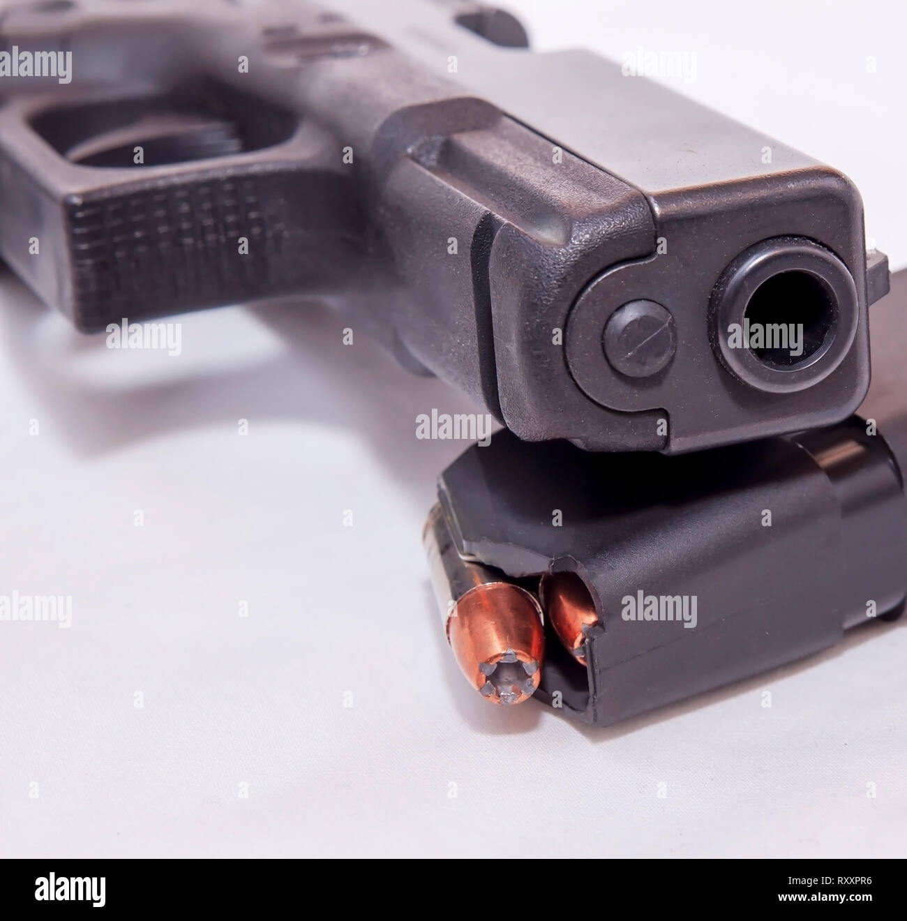 Ein schwarzes 9-mm-Pistole mit einem Magazin mit hohlen Punkt Kugeln auf einem weißen Hintergrund geladen Stockfoto