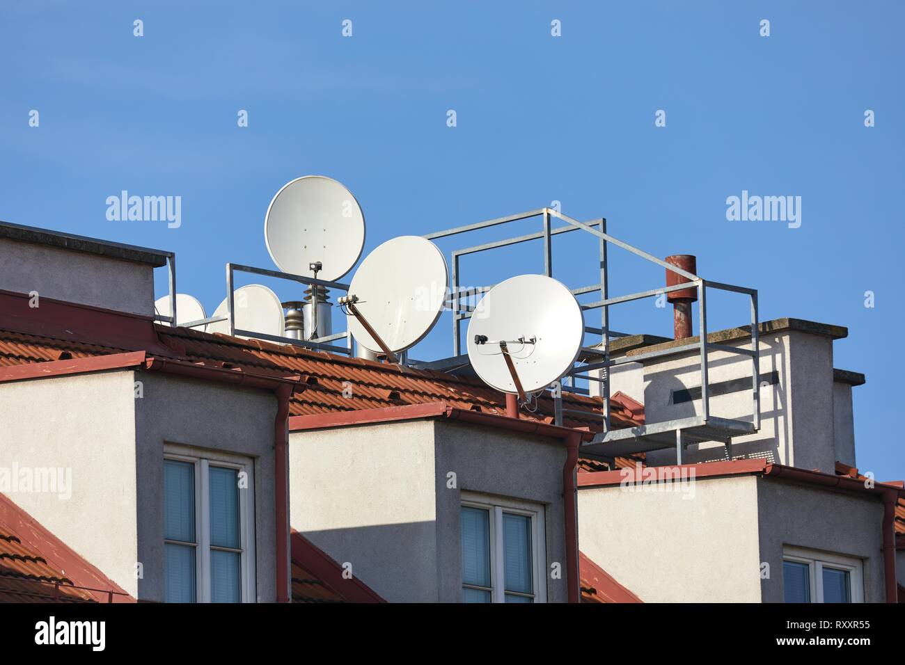 Dachterrasse Parabel SAT-Receiver Stockfoto
