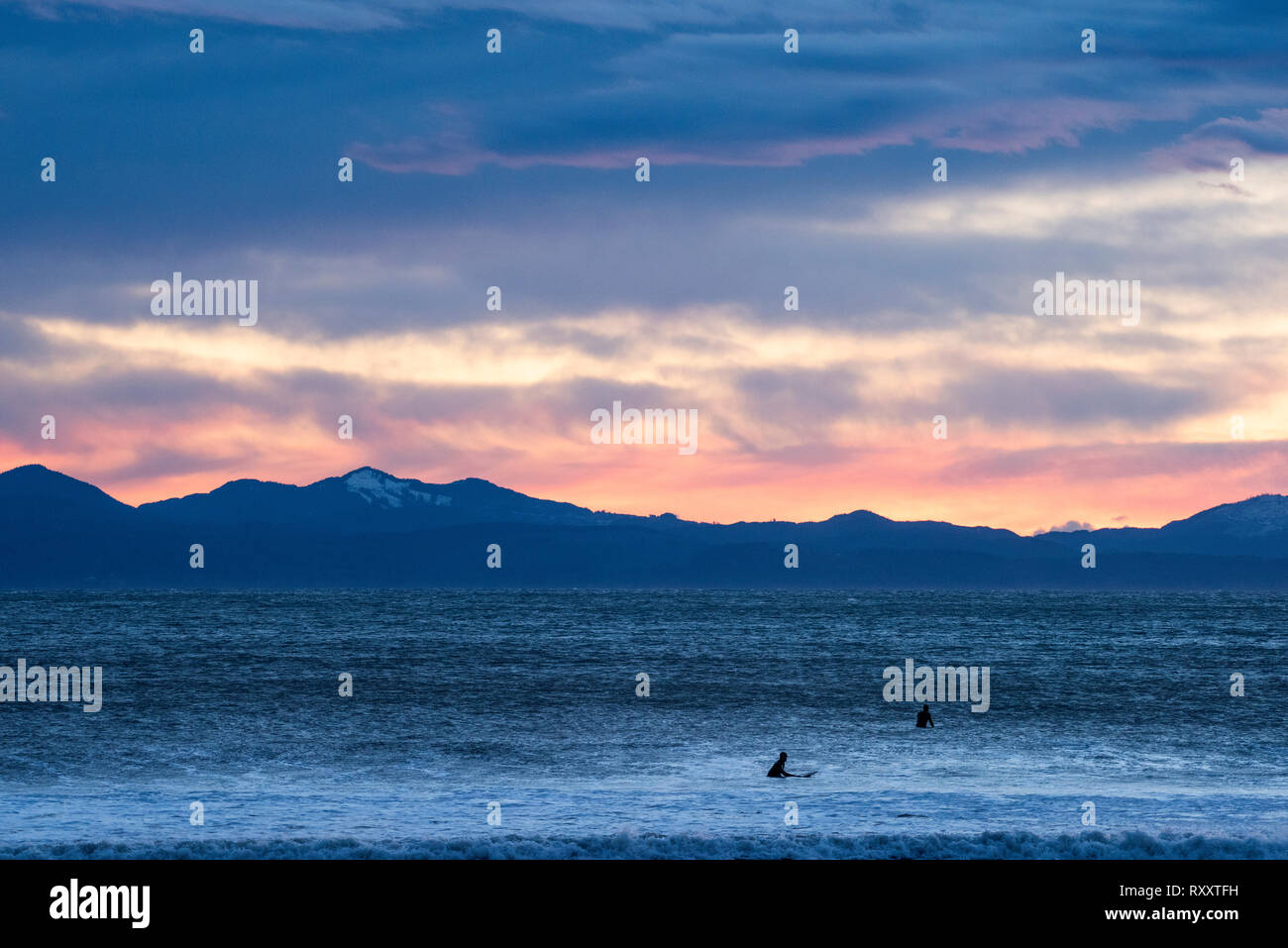 Surfen in Jordan River, Vancouver Island, BC, Kanada Stockfoto