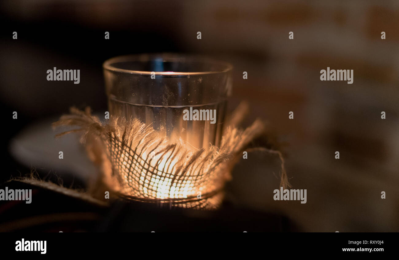 Kerze Im Glas über Nacht Brennen Lassen Glas brennen -Fotos und -Bildmaterial in hoher Auflösung – Alamy