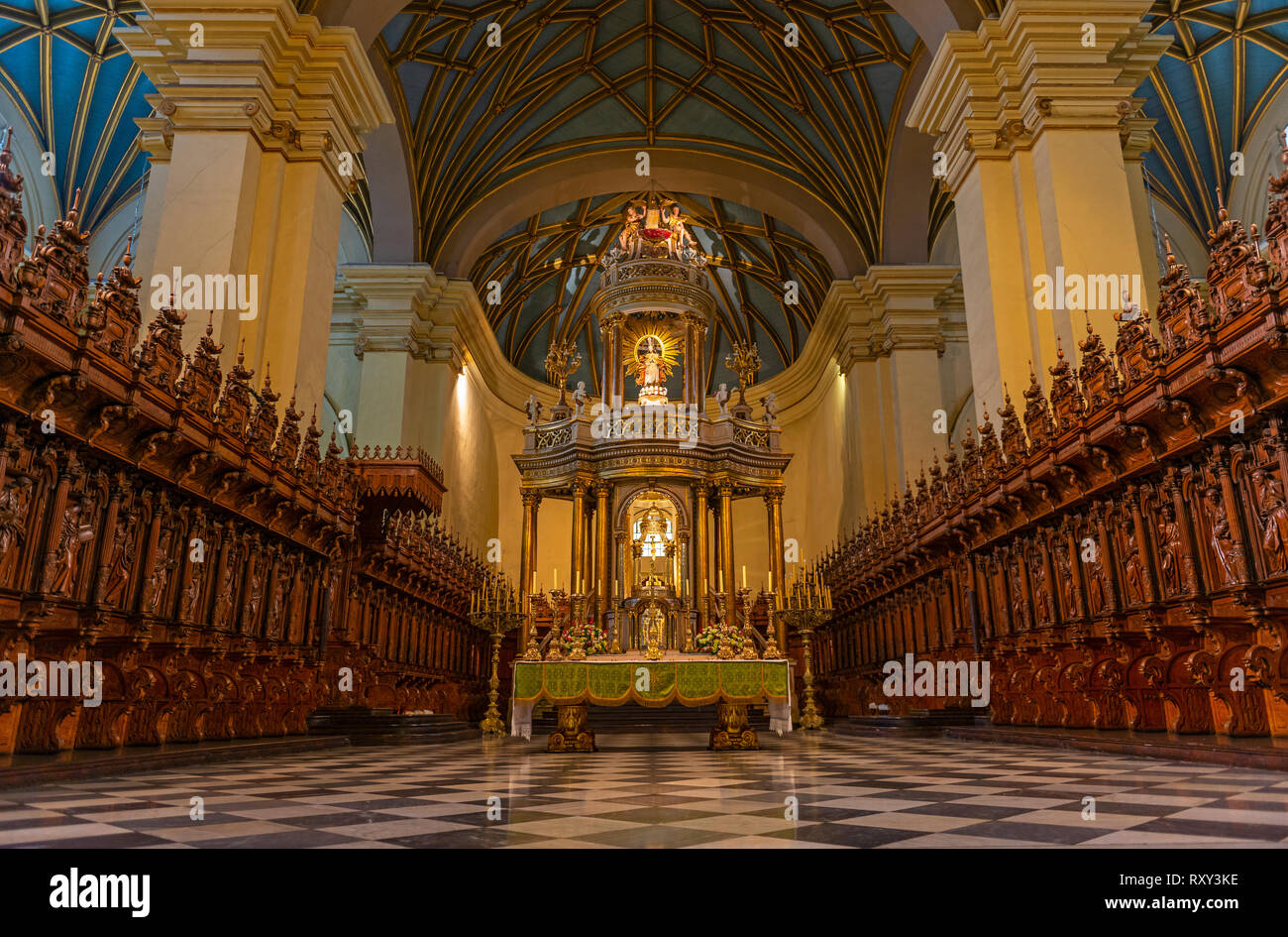 Innenraum der Kathedrale von Lima mit der Kongregation sitze und Jungfrau Maria im barocken Stil mit dem Hauptaltar, Peru, Südamerika. Stockfoto