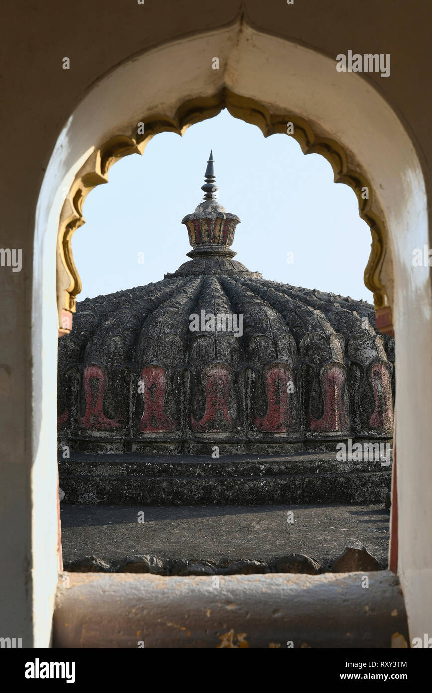 Shikhara Carved In Stone Mauerwerk über mandapam als von gewölbten Öffnung der Balkon über das Tor zum Tempel, Palashi Vitthal, Parner, Ahmednagar gesehen Stockfoto