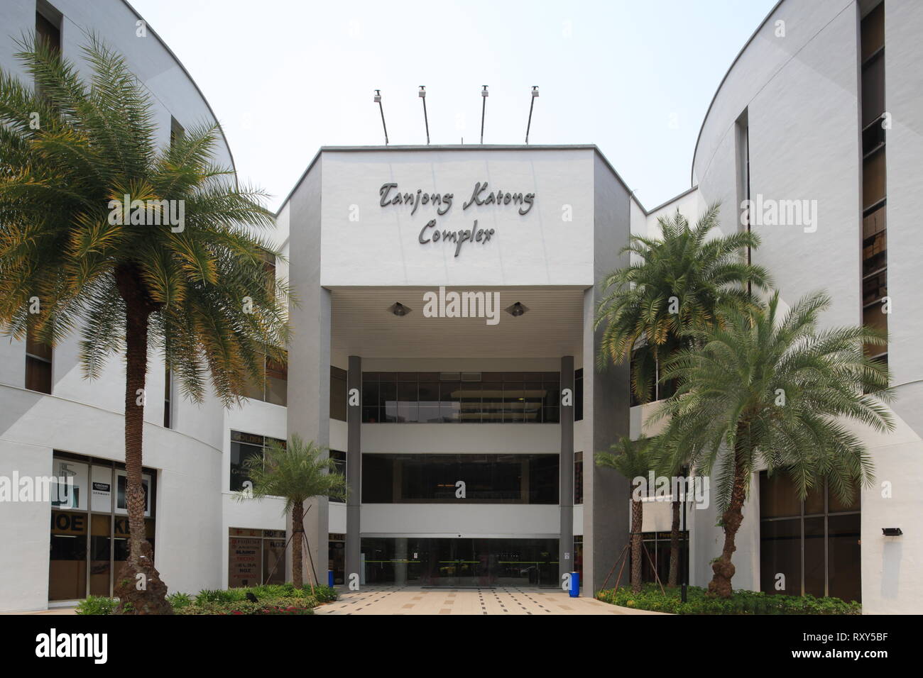 Gebäudefassade des Tanjong Katong-Komplexes. Außerhalb des Einkaufszentrums mit Palmen bewachsen. Symmetrisches architektonisches Außendesign. Geylang, Singapur Stockfoto