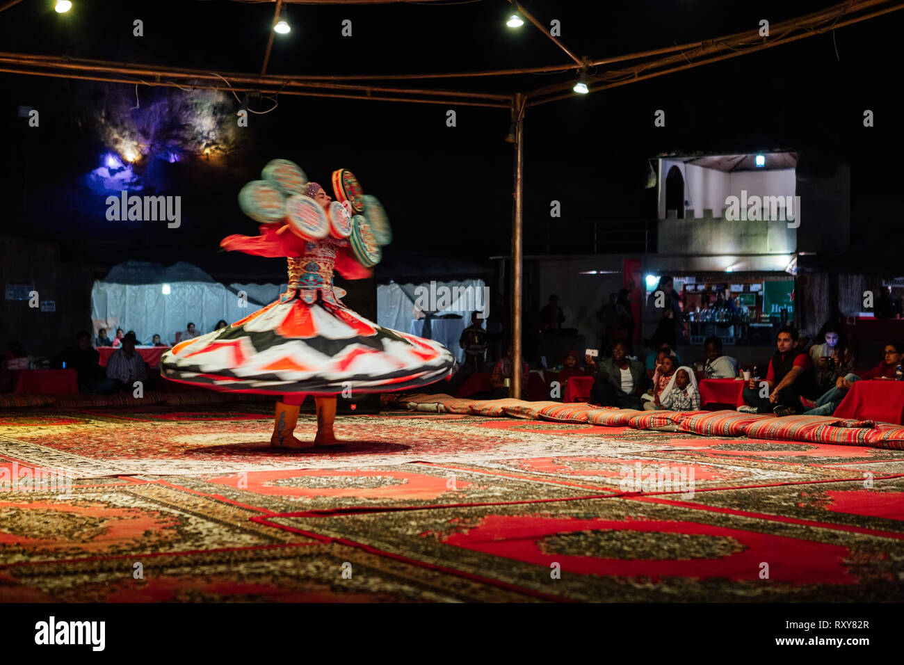 Dec 24, 2013 - die tanzenden Derwische von Al Tanoura Folklore Truppe in Dubai, Vereinigte Arabische Emirate. Stockfoto