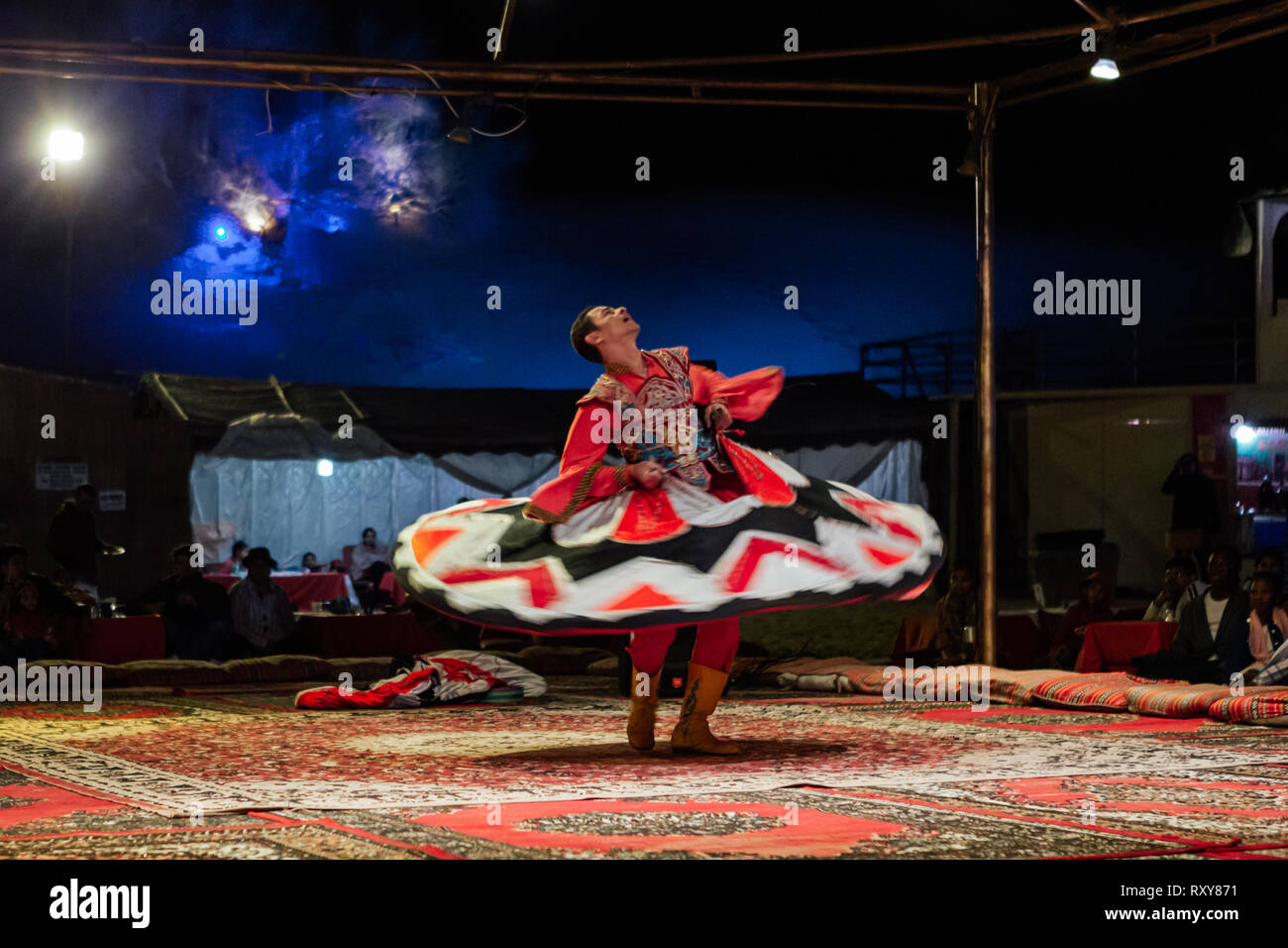 Dec 24, 2013 - die tanzenden Derwische von Al Tanoura Folklore Truppe in Dubai, Vereinigte Arabische Emirate. Stockfoto
