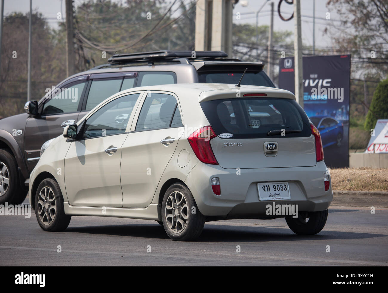 Chiangmai, Thailand - 26. Februar 2019: Mit dem eigenen Auto, Kia Picanto K1, Produkt aus Korea. Foto an der Straße Nr. 121 ca. 8 km von der Innenstadt von Chiangmai, thaila Stockfoto