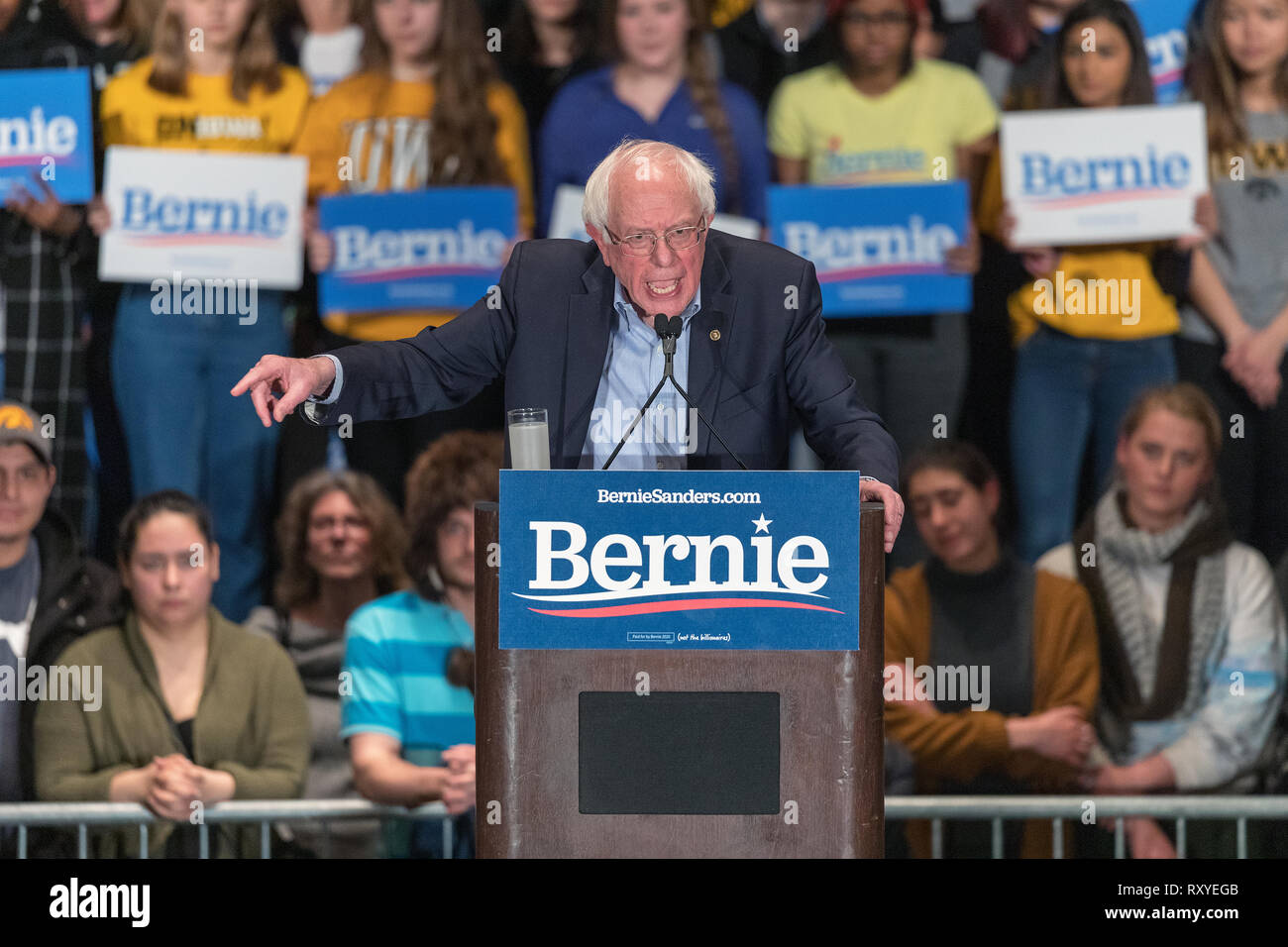 Iowa City, Iowa, USA. 8. März, 2019. Vermont Senator Bernie Sanders gehalten auf einer Kundgebung am Freitag Abend an der Universität von Iowa Memorial Student Stockfoto