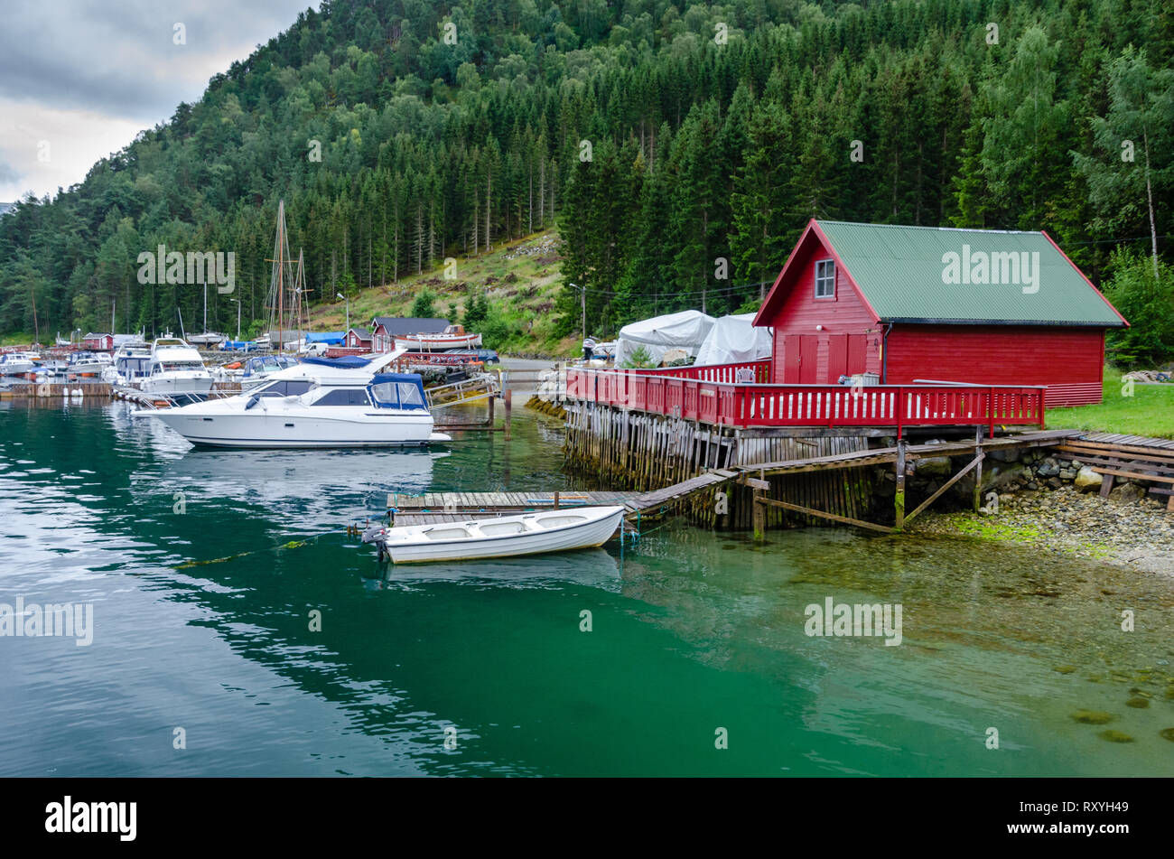 Pier mit Booten in der Norwegischen Dorf Kaupanger Stockfoto