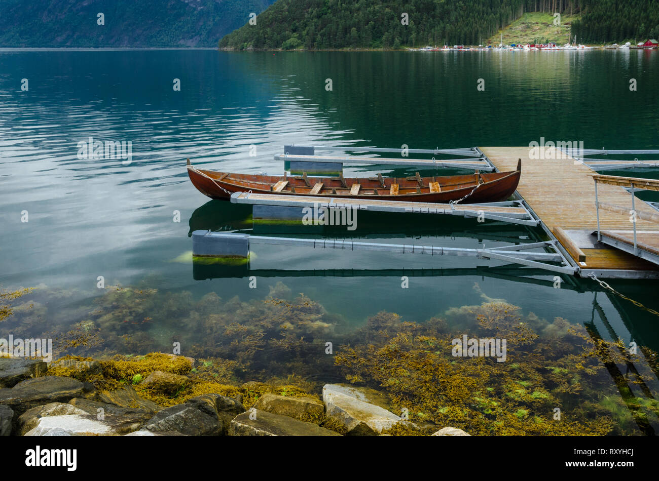 Floating Pier in der norwegischen Fjord Stockfoto