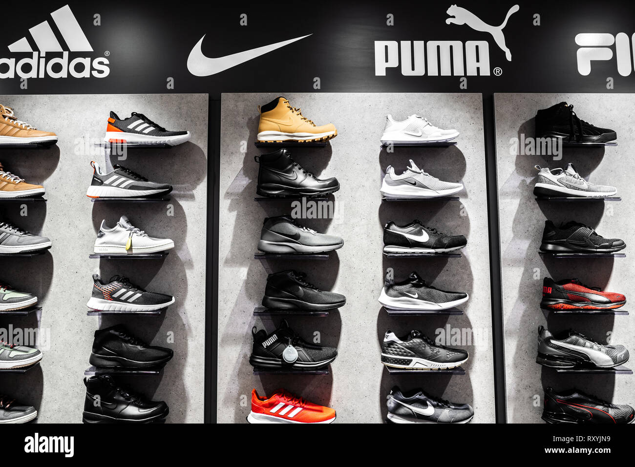 Nurmberg, Deutschland - 27. Februar 2019: Die Nike, Adidas, Puma und Fila  schwarzer Mann Sneakers auf der Shell im Shop. Modische Schuhe Schuhe  Stockfotografie - Alamy