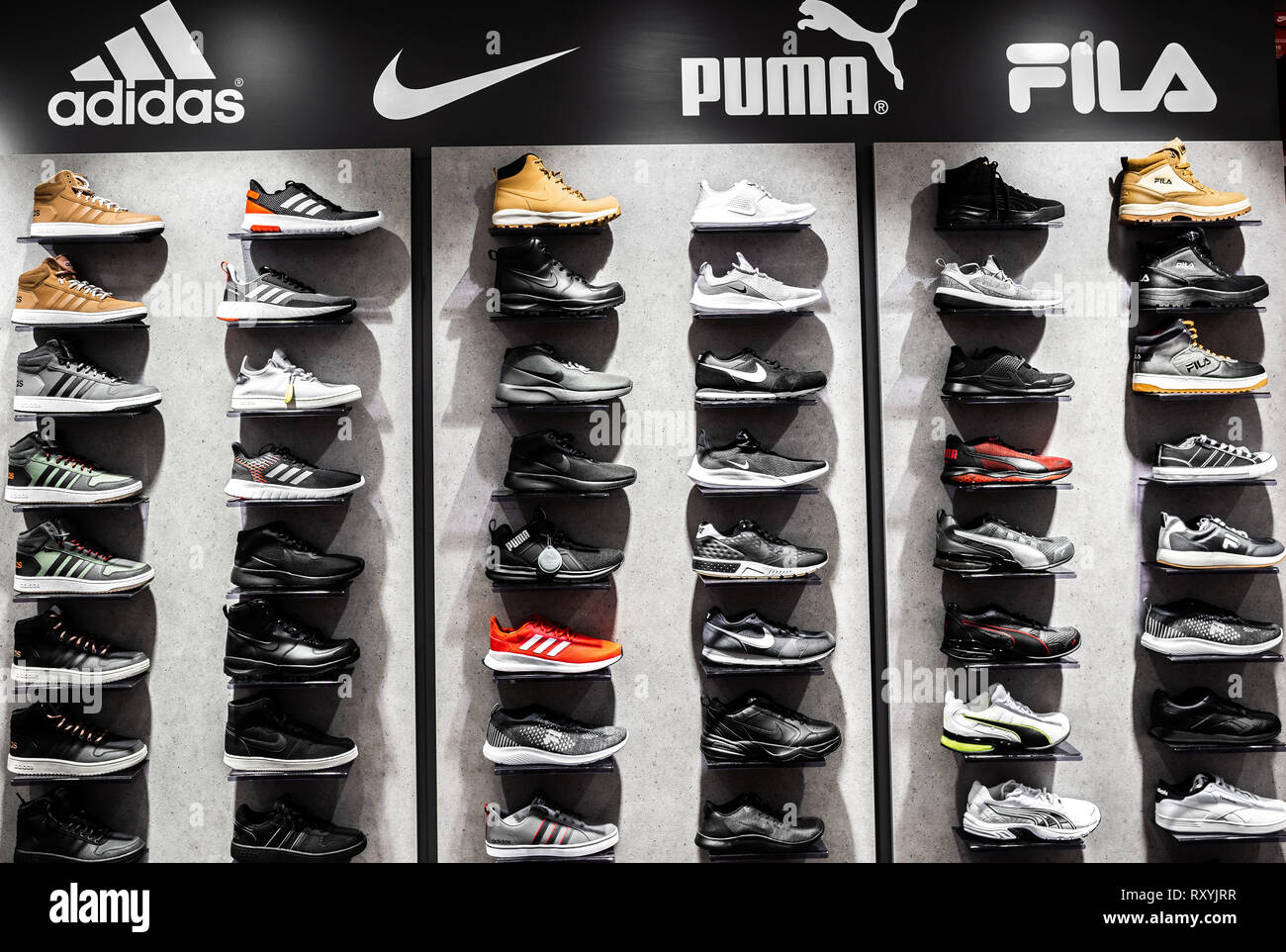 Nurmberg, Deutschland - 27. Februar 2019: Die Nike, Adidas, Puma und Fila  schwarzer Mann Sneakers auf der Shell im Shop. Modische Schuhe Schuhe  Stockfotografie - Alamy
