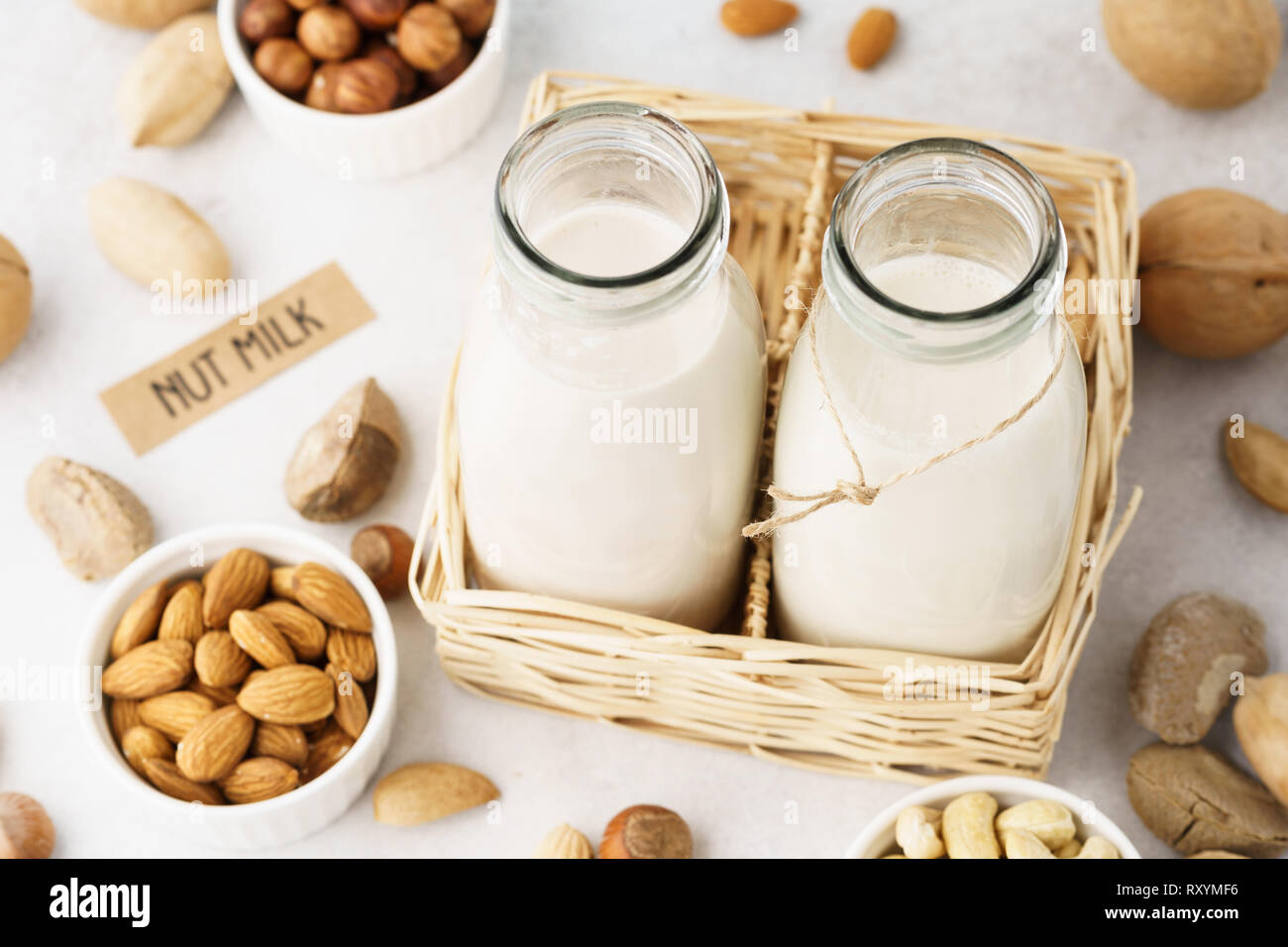 Verschiedene Mutter Milch in Flaschen und Zutaten. Ohne Milchprodukte, keine Laktose Milch Konzept. Stockfoto