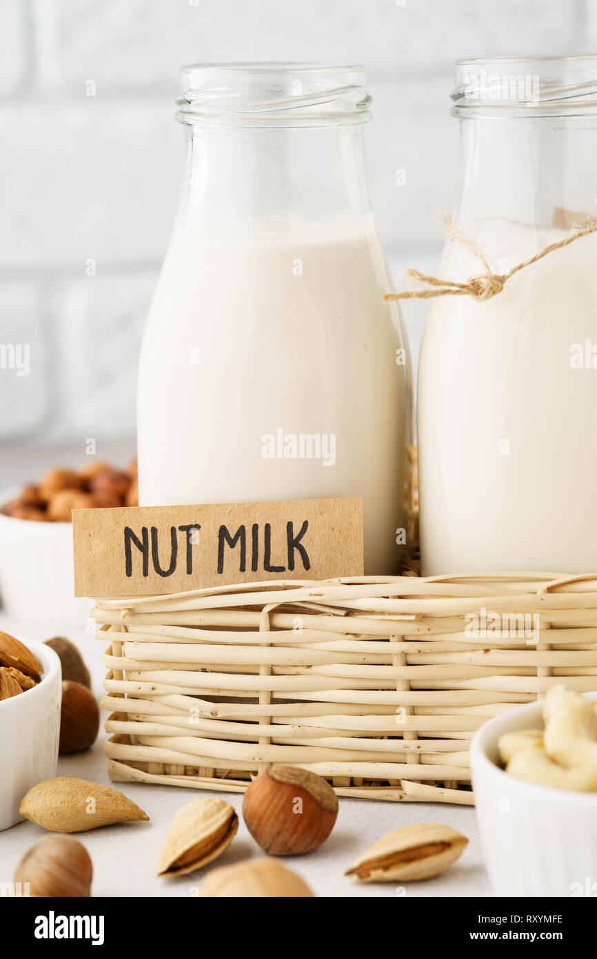 Verschiedene Mutter Milch in Flaschen und Zutaten. Ohne Milchprodukte, keine Laktose Milch Konzept. Stockfoto