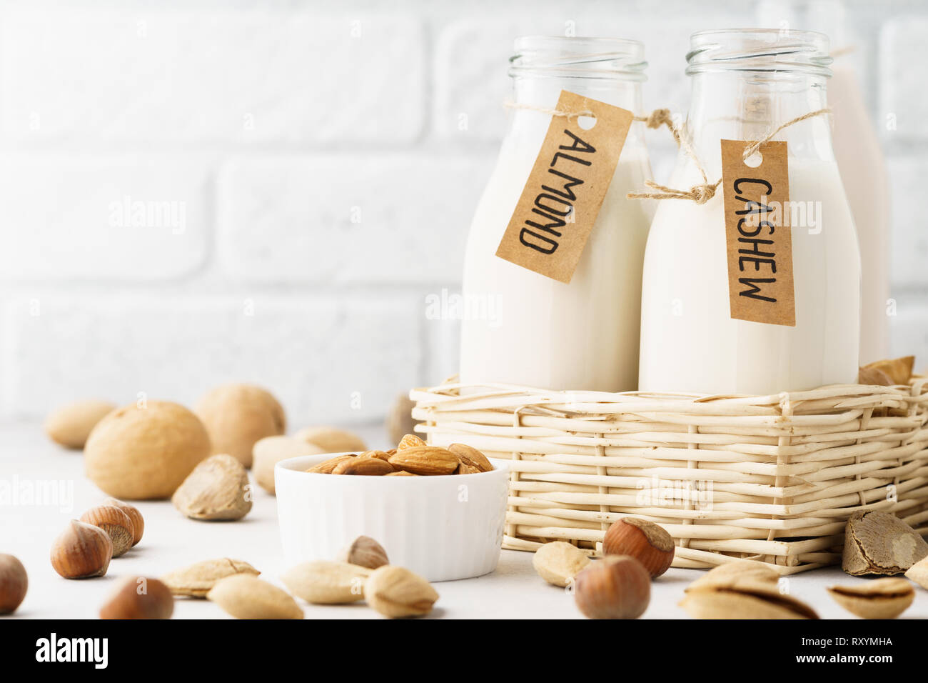 Verschiedene Mutter Milch in Flaschen mit Tags - Mandeln, Cashew und Zutaten. Ohne Milchprodukte, keine Laktose Milch Konzept mit kopieren. Stockfoto