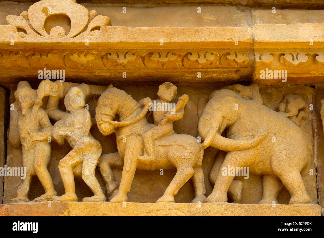 Glyptic, alto - sein Mahnmal - Tempel der Liebe in Khajuraho, Szenen aus dem Leben der indischen Herrscher der Dynastie Chandel 9. bis 11. Jahrhundert: Krieg, Krieger, Ho Stockfoto