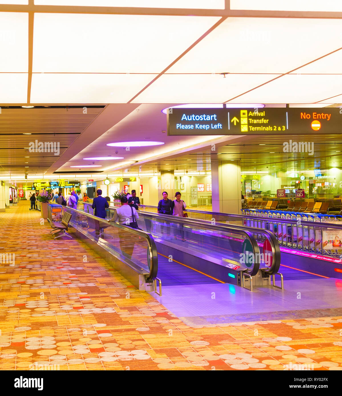 Singapur - Januar 16, 2017: Menschen in Bewegung auf der Travelator mit Gepäck am Flughafen Changi, Singapur Stockfoto